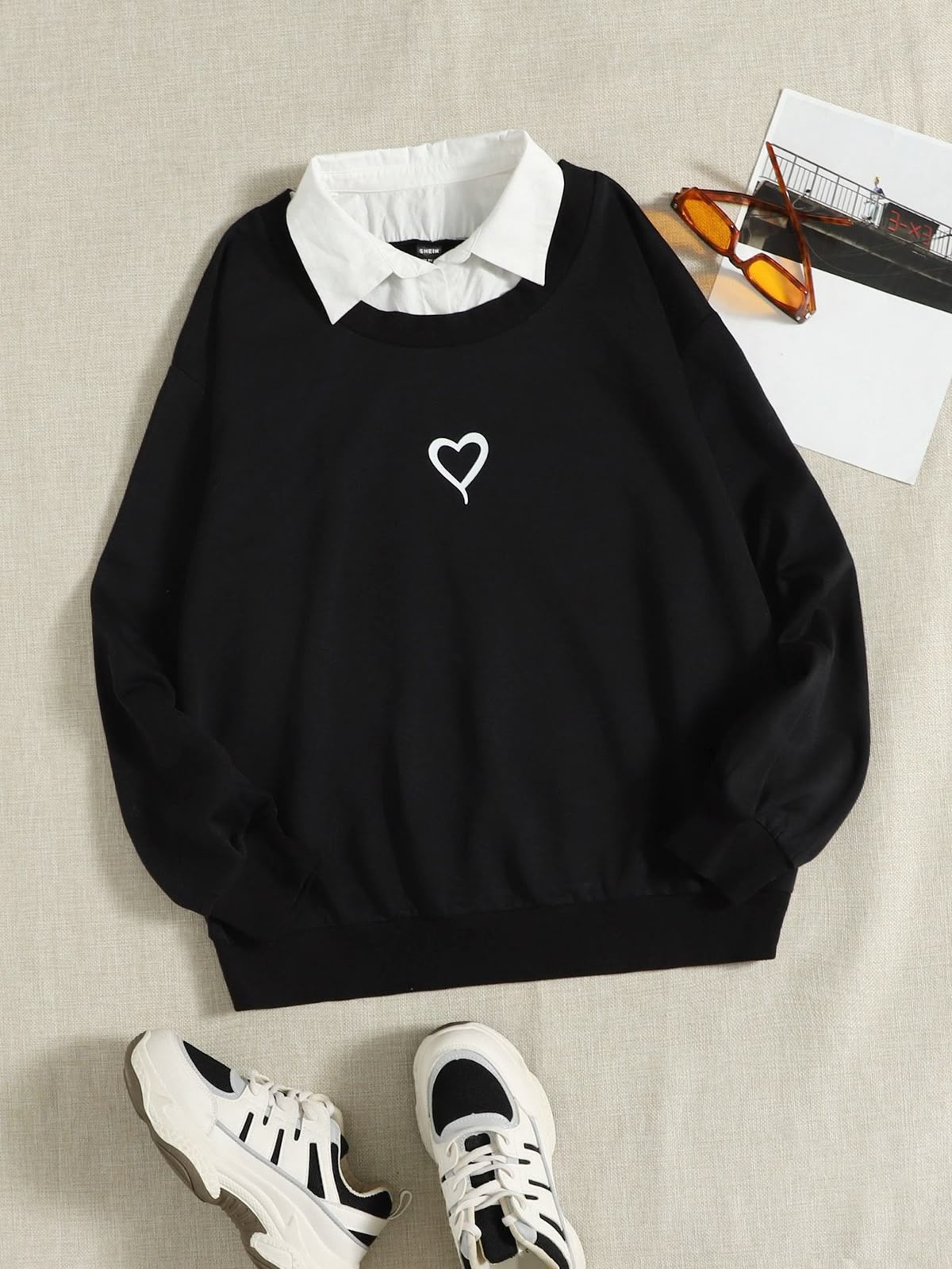 BLACK COLLAR SWEATSHIRT HEART